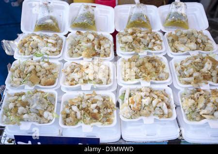 Mercato alimentare asiatico con uova in vendita