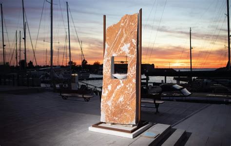 Scultura contemporanea in marmo in un contesto urbano