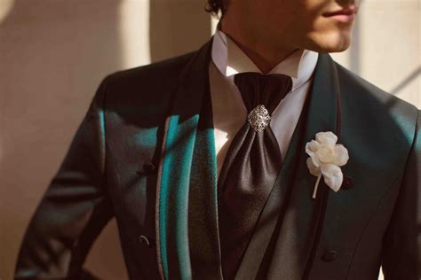 Dettagli sartoriali: bottoni gioiello e ricami su giacca da sposo