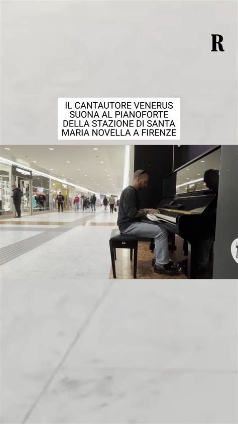 Un musicista che si esercita al pianoforte concentrato sulla partitura