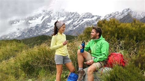 genitore che utilizza un marsupio ergonomico durante un'escursione in montagna