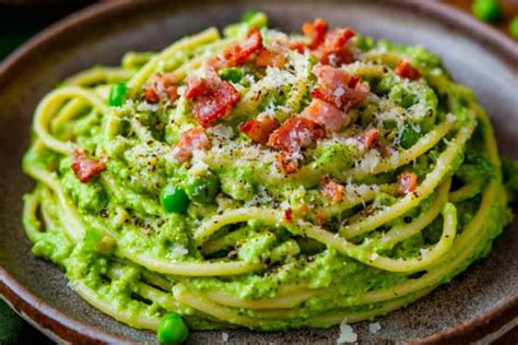 piatto di pasta con crema di piselli per bambini