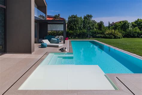 Immagine moderna di una piscina Castiglione