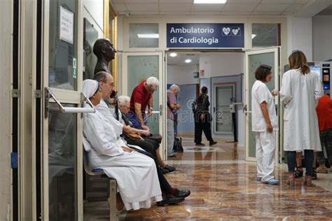 Pazienti in attesa in un poliambulatorio specialistico
