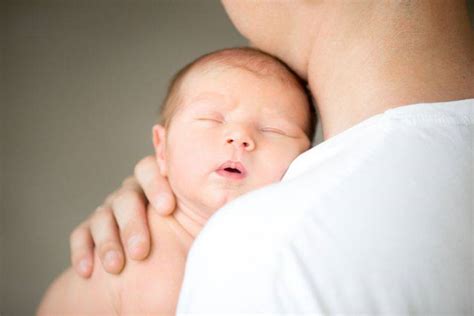 neonato cullato in braccio