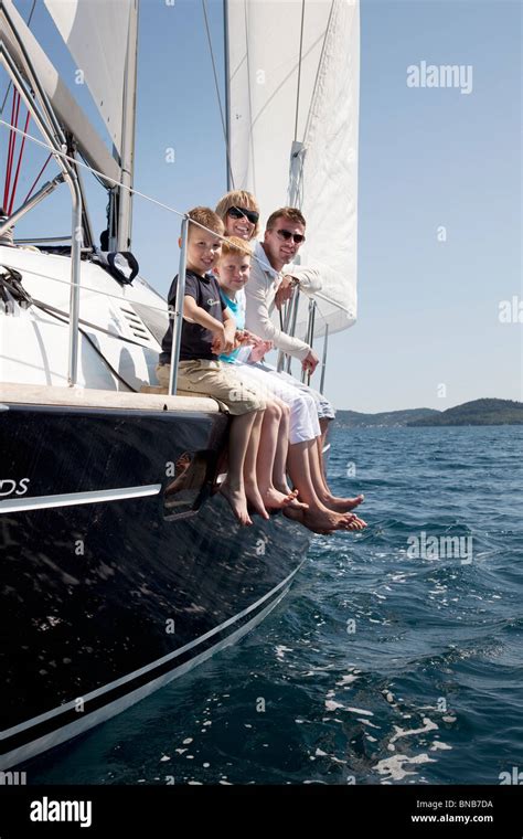 famiglia felice su una barca a vela