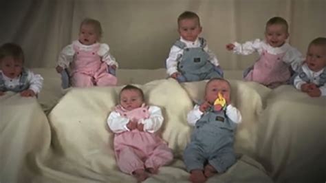 Bobbi McCaughey e Kenny McCaughey con i sette gemelli neonati