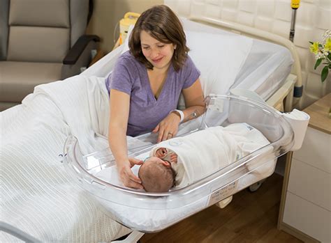 Neonato in rooming-in con la mamma