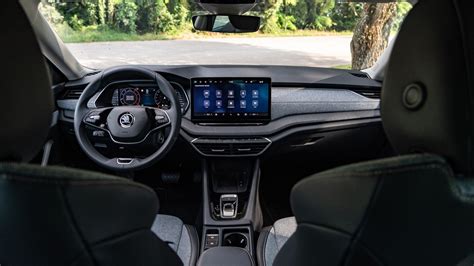 Cruscotto digitale auto Skoda con display multifunzione centrale