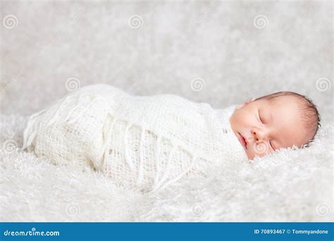 Bambino avvolto in una coperta di microfibra morbida