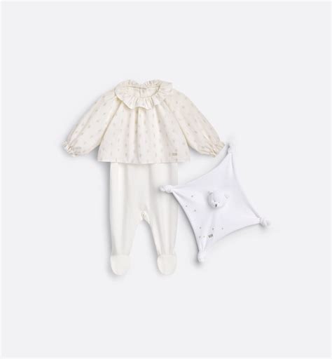 Un set regalo per neonati elegantemente confezionato con biberon e accessori in colori neutri