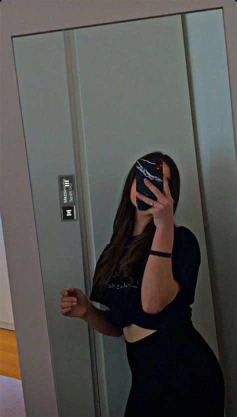 Una celebrità che scatta un selfie allo specchio mettendo in risalto il pancione con eleganza