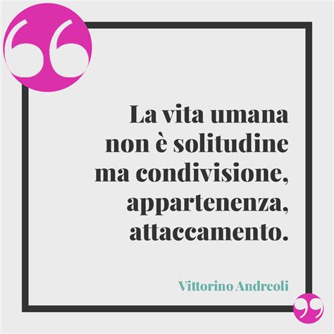 Un'infografica che mostra l'aumento della condivisione di momenti intimi da parte delle celebrità sui social media nell'ultimo decennio