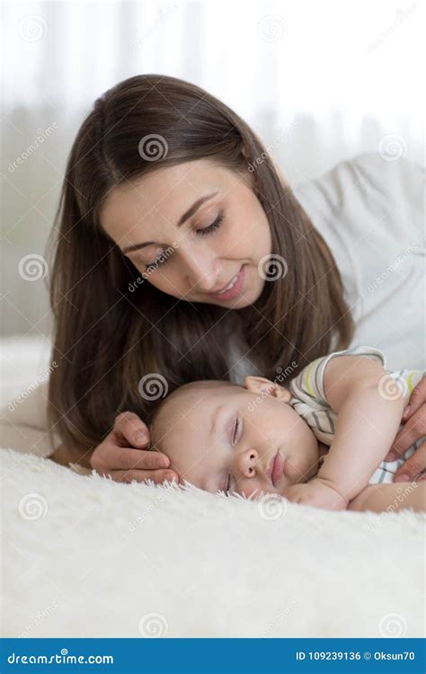 bambino che dorme cullato dalla madre