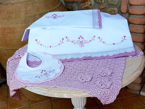 primo piano di un lenzuolino decorato con pizzo ad uncinetto fatto a mano