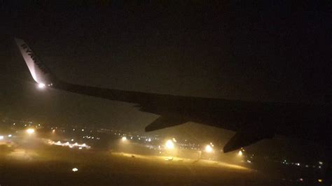 Aereo C130J in fase di decollo notturno per missione medica