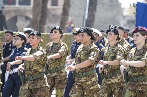 Personale militare femminile in addestramento con equipaggiamento