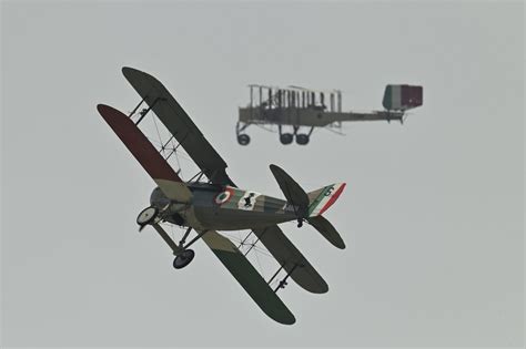 Tecnici aeronautici al lavoro su un velivolo militare