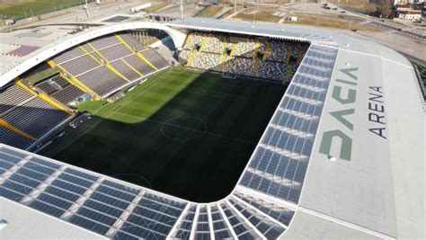 Veduta panoramica dei seggiolini multicolore della Dacia Arena che creano un effetto ottico di riempimento