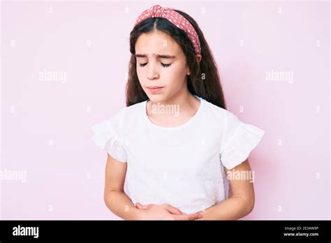 Bambino che indossa abiti comodi in cotone