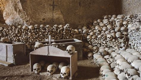 il teschio di Donna Concetta all'interno del Cimitero delle Fontanelle