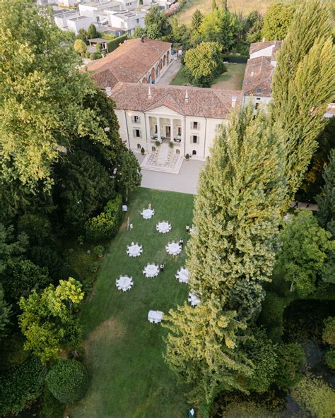 Vista aerea della villa immersa nel parco