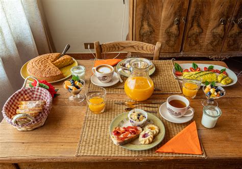 Tavola imbandita per la colazione con prodotti locali