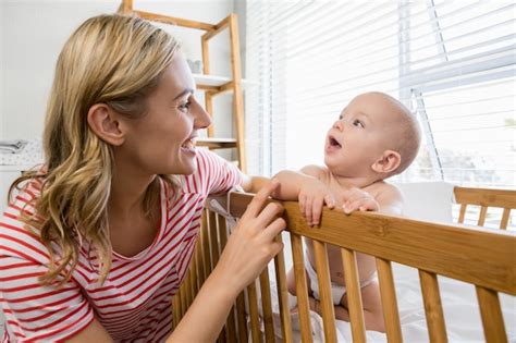 mamma che culla il suo bambino