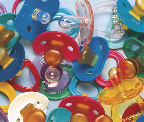 Una selezione di ciucci colorati in silicone di diverse forme e dimensioni per neonati