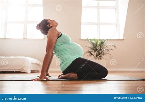 Donna in gravidanza che pratica yoga