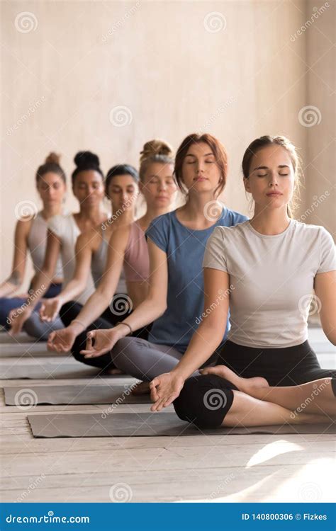 Gruppo di donne che praticano yoga ormonale