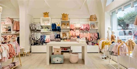 Bambini che giocano in un negozio di abbigliamento per neonati