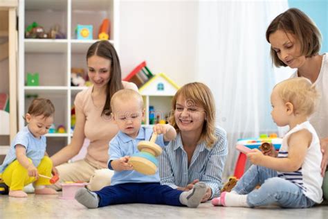 Gruppo di mamme che chiacchierano mentre i loro bambini giocano