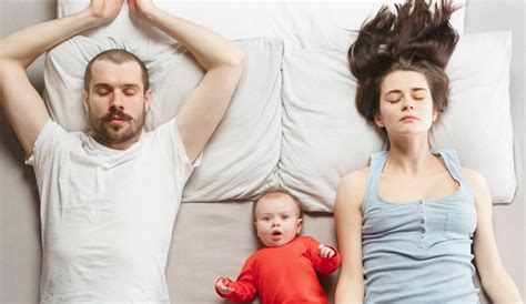 Genitori che osservano il bambino dormire serenamente