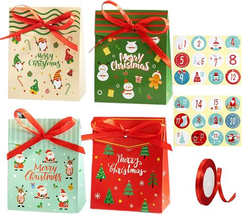 Calendario con adesivi e piccoli regali per il bambino
