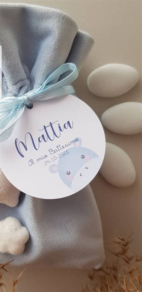 esposizione di bomboniere pronte con etichette personalizzate per il battesimo