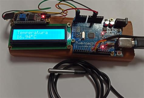 illustrazione schematica delle componenti di un termometro digitale: display, batteria, sensore flessibile e involucro protettivo