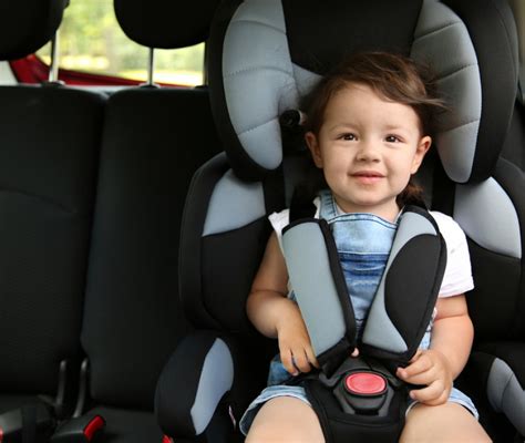 Bambino correttamente assicurato nel seggiolino auto omologato