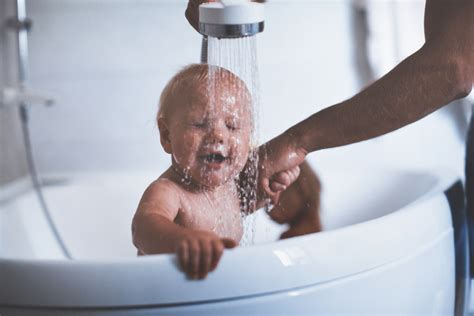 neonato che fa la spugnatura