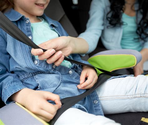 Bambini in auto con cinture di sicurezza posizionate correttamente