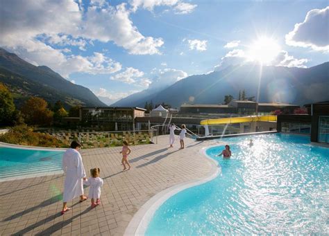 Bambini che giocano felici in una piscina di Bormio Terme