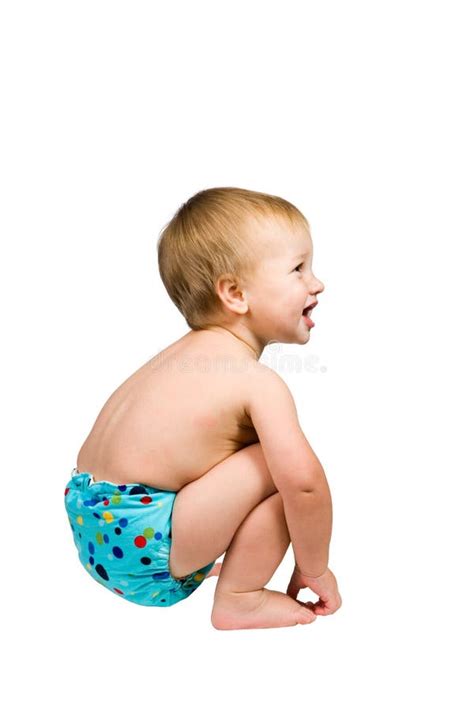 Bambino che indossa un pannolino di stoffa colorato