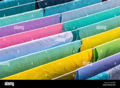 Pannolini di stoffa colorati appesi ad asciugare