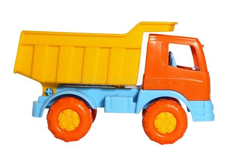 fotografia di un camioncino giocattolo in plastica mentre trasporta vari oggetti modellati in pasta colorata