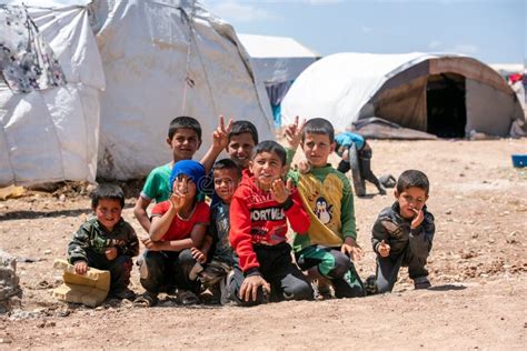 Fotografia di bambini sopravvissuti in un campo profughi dopo la guerra