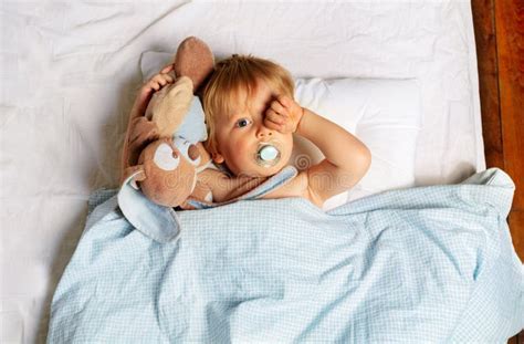Bambino che si sveglia spaventato nel letto