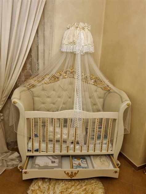 rappresentazione di una culla elegante con asta reggivelo e velo decorativo