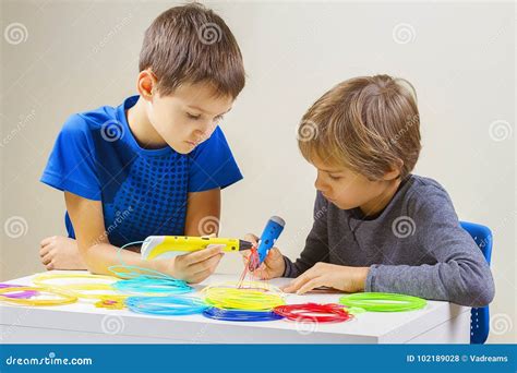 Bambini che creano forme con la farina gialla