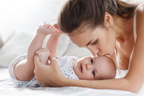 Bambino in culla con la mamma