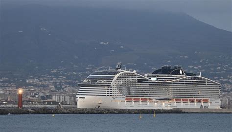 Famiglia che sale a bordo di una nave da crociera MSC